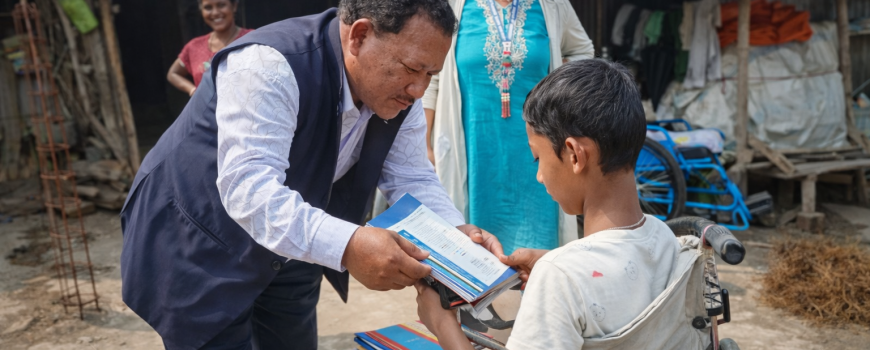 घरमै पुगेर सेवा, अब विद्यार्थीलाई शैक्षिक सामग्री वितरण